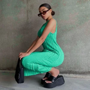 Hugcitar Crochet Sleeveless O-Neck Bodycon Solid Sexy Sweater Dress 2023 Summer Women Streetwear Party Club Elegant Clothing Y2K 4