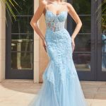 Lace Mermaid Gown: Clingy Silhouette with Lace Appliques