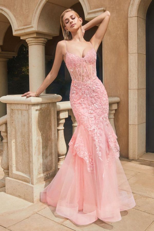 Lace Mermaid Gown: Clingy Silhouette with Lace Appliques - Image 4